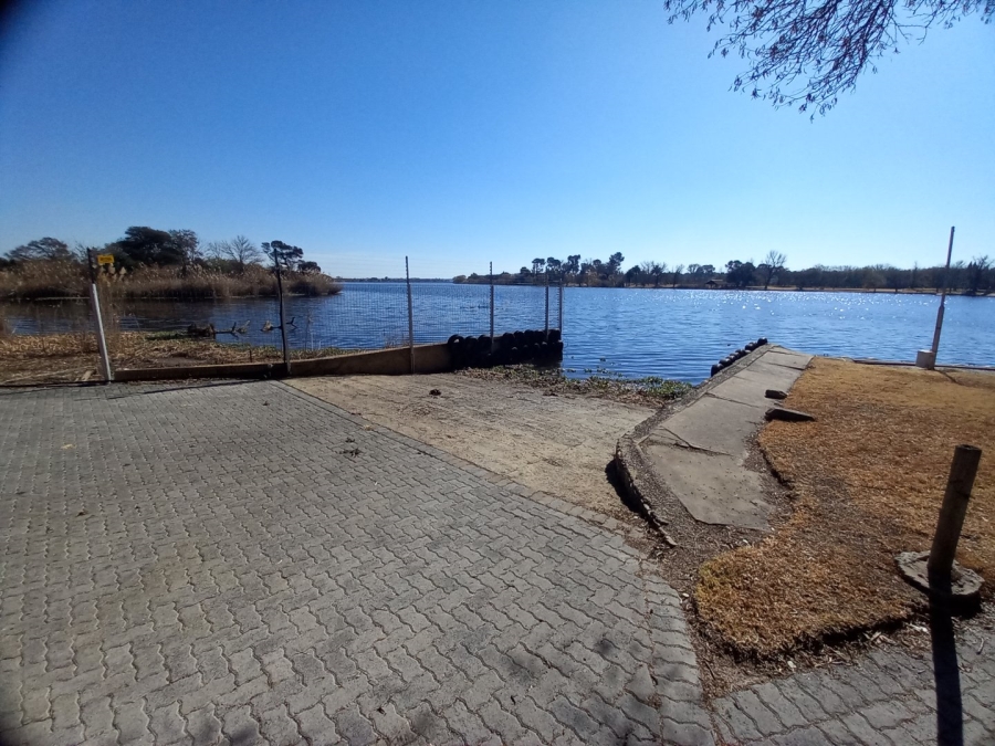 4 Bedroom Property for Sale in Boschenvaal River Front Lodges Free State